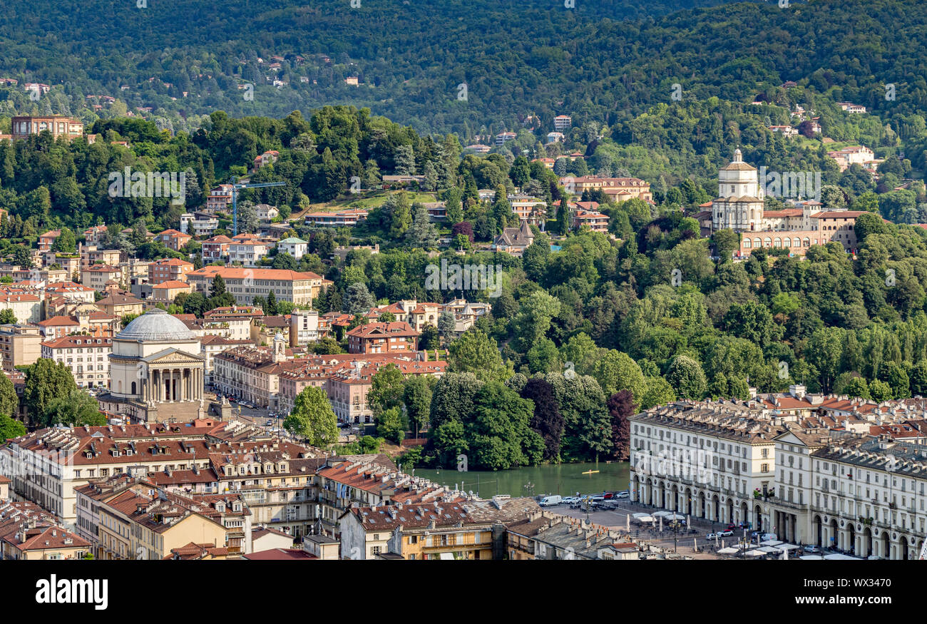 Vista aerea di Torino dall'area di visualizzazione della Mole Antonelliana ,un simbolo architettonico della città di Torino , Italia Foto Stock