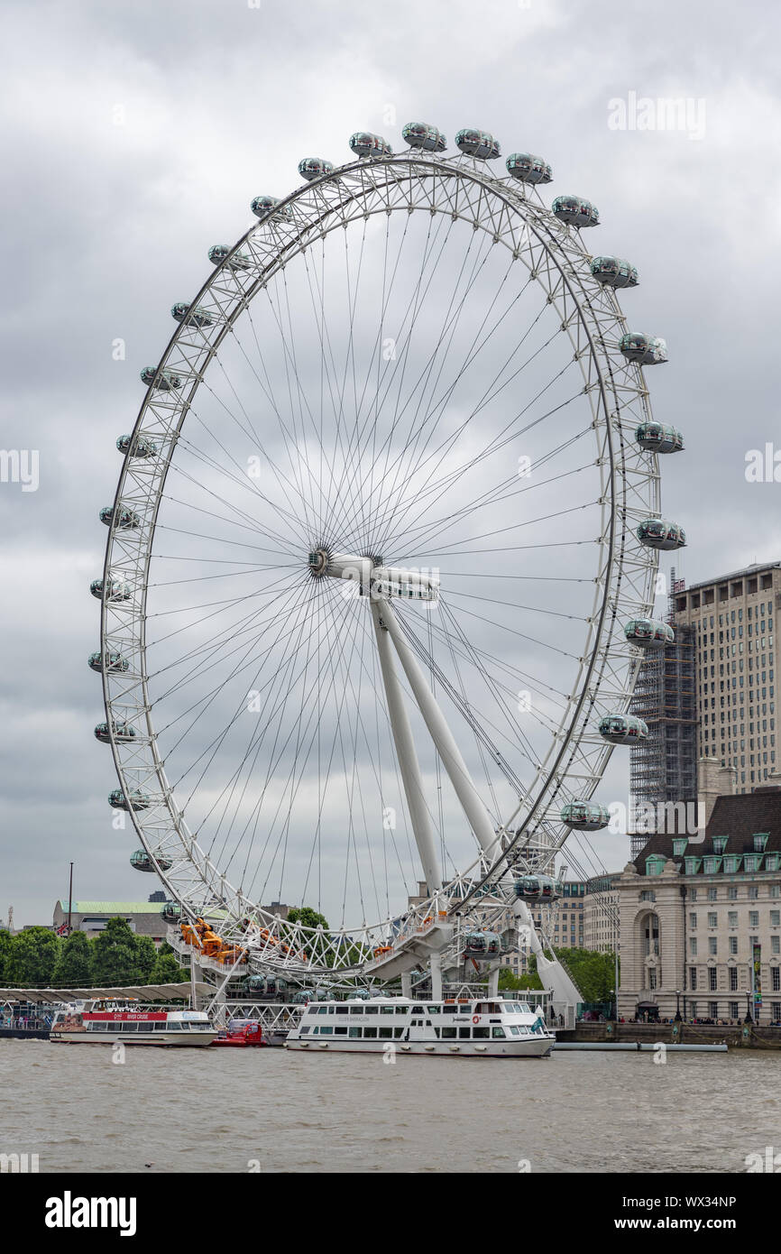 Millennium Wheel alla sponda sud del fiume Tamigi a Londra Foto Stock