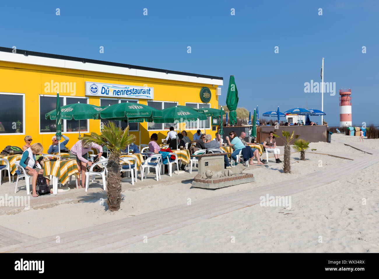 Beach Pavilion con i turisti a duna, isola tedesca in Northsea Foto Stock