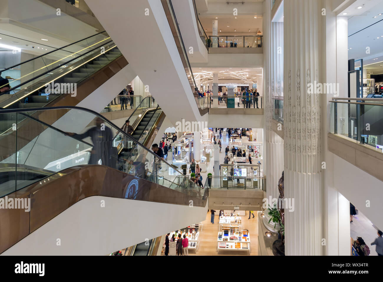 Scale con lo shopping persone in dal grande magazzino Selfridges Londra Foto Stock