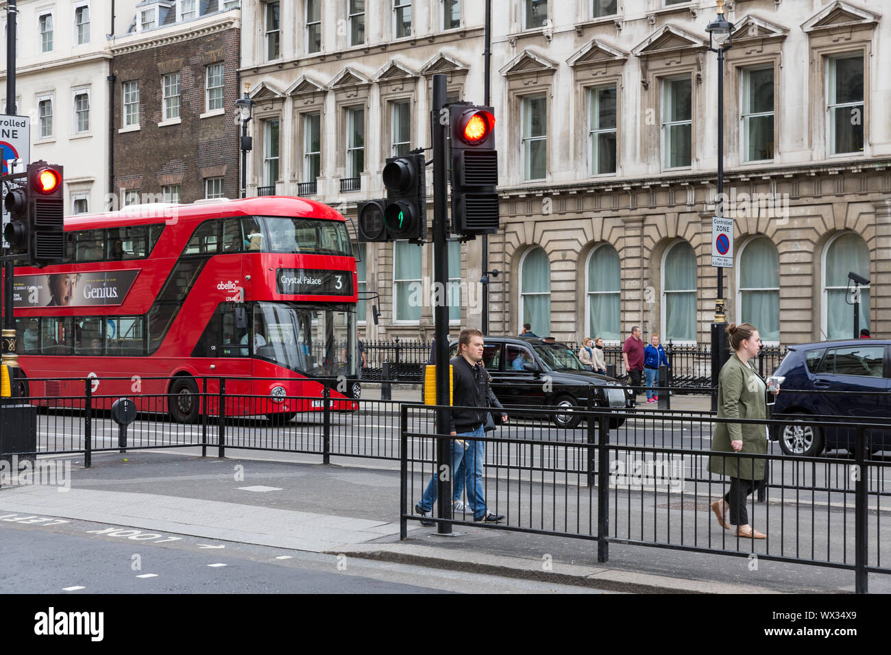 La gente camminare nei pressi di case del Parlamento a Londra, Regno Unito Foto Stock