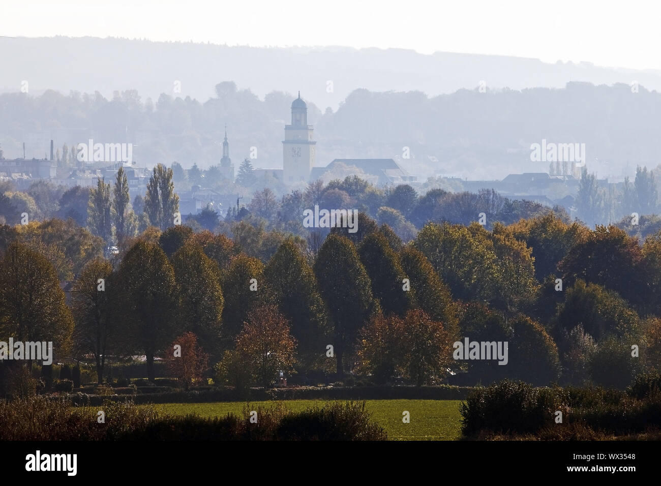 Autunno in vista del paesaggio con il municipio e la torre campanaria della chiesa di San Giovanni Evangelista, Witten Foto Stock