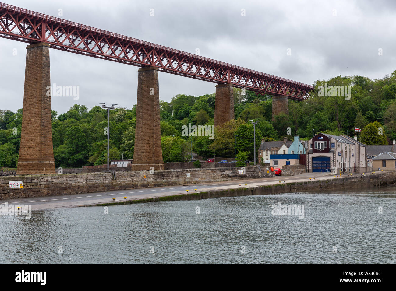 Forth Bridge e life-stazione delle barche vicino a Queensferry in Scozia Foto Stock