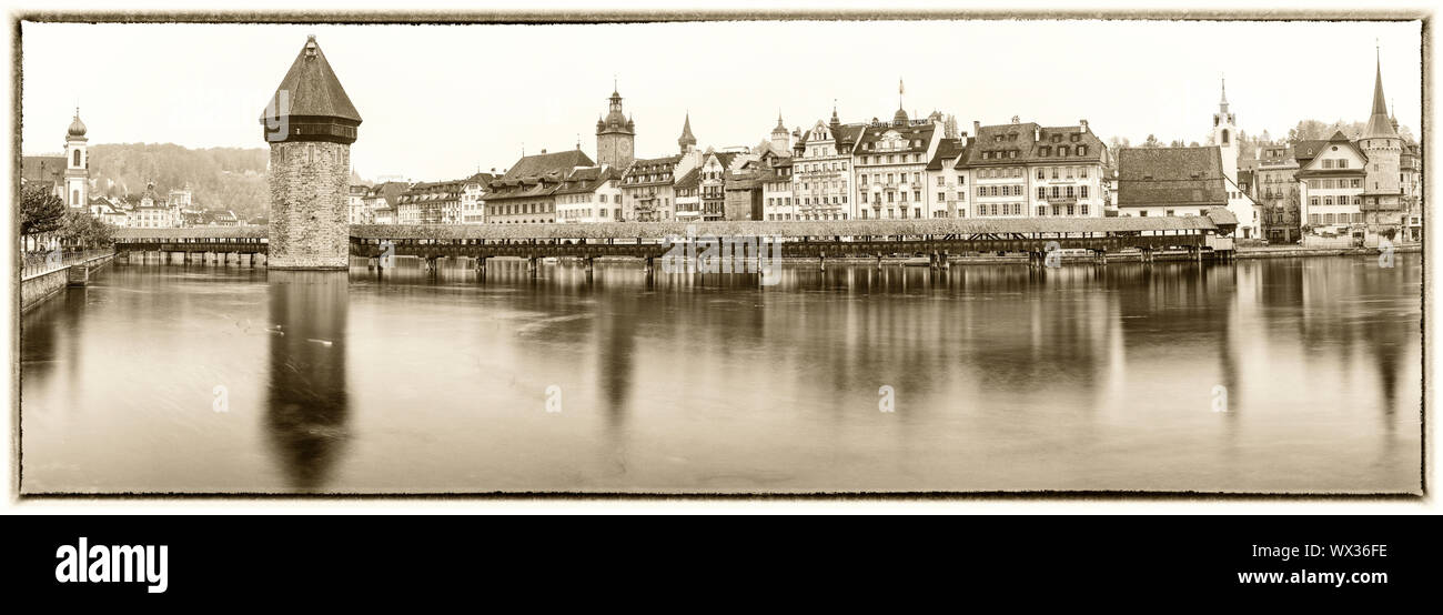 La famosa città svizzera di Lucerna cityscape skyline e Kappel ponte con water tower vista panoramica Foto Stock