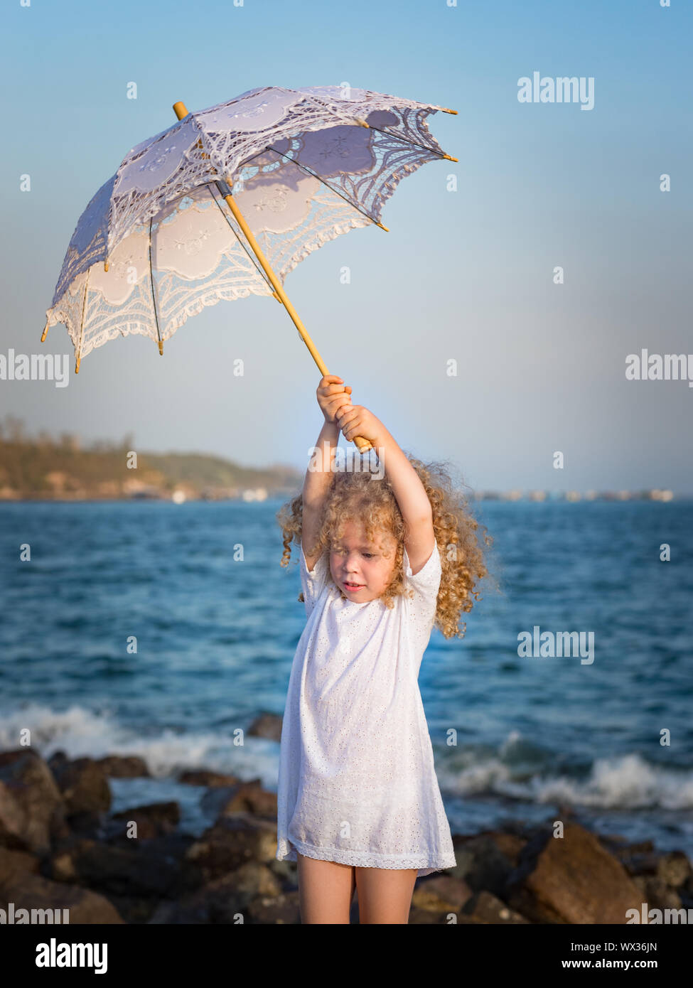 Bambina con ombrellone Foto Stock