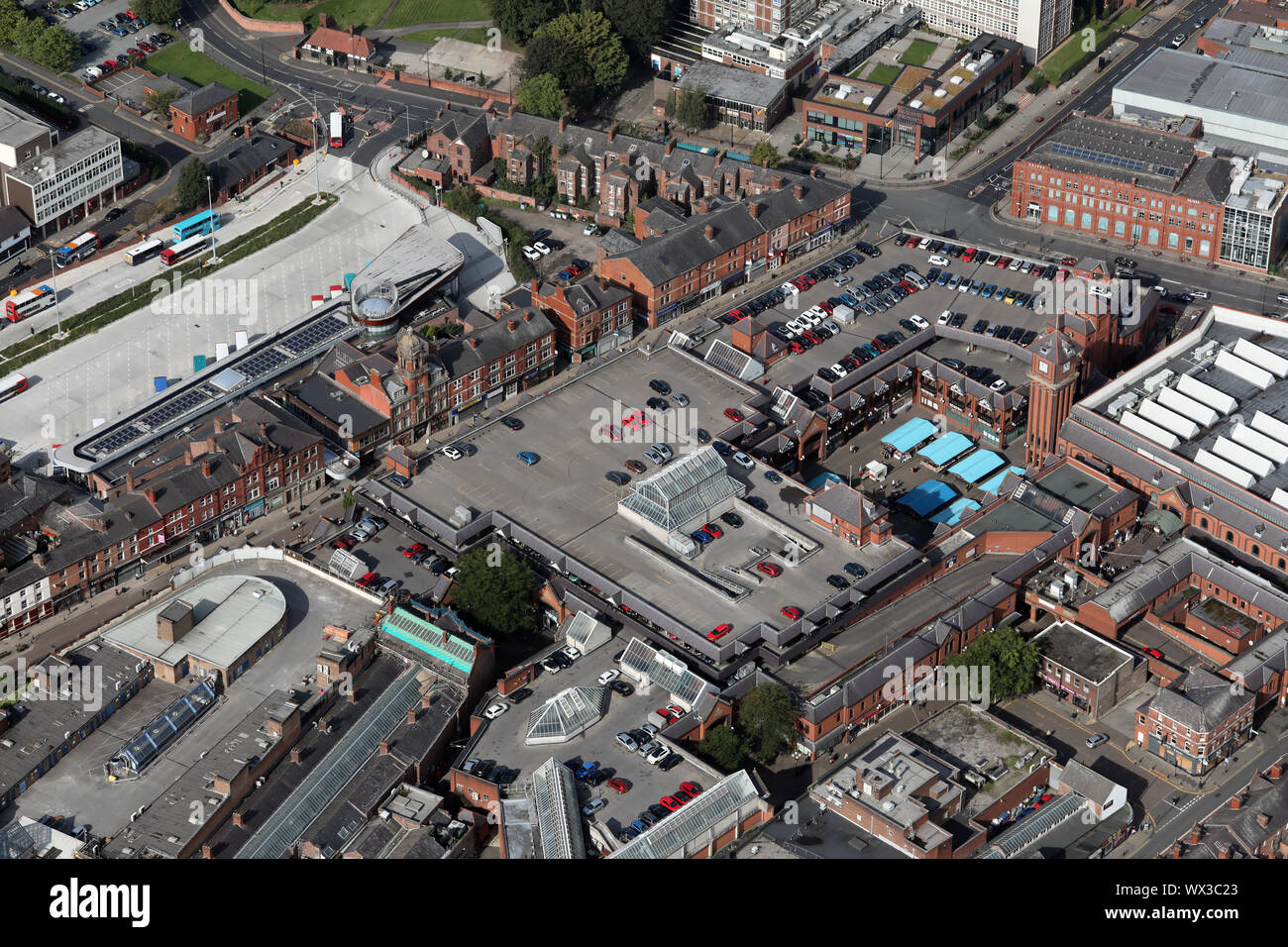 Vista aerea delle gallerie dello shopping nel centro di Wigan Town Center, Lancashire, Regno Unito Foto Stock