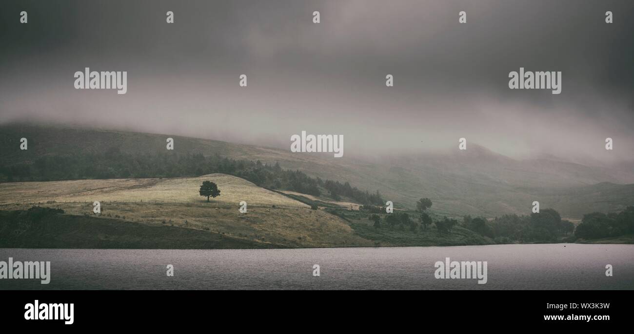 Vista della colomba serbatoio di pietra e le colline del Peak District Foto Stock