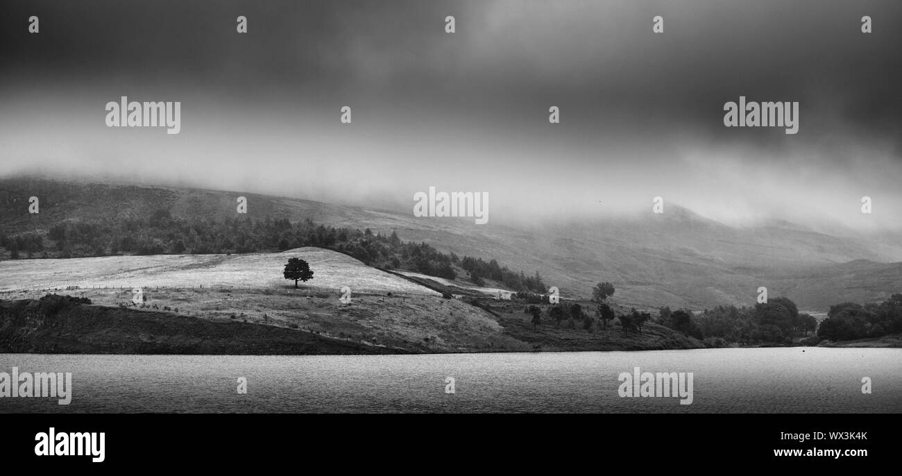 Vista della colomba serbatoio di pietra e le colline del Peak District Foto Stock