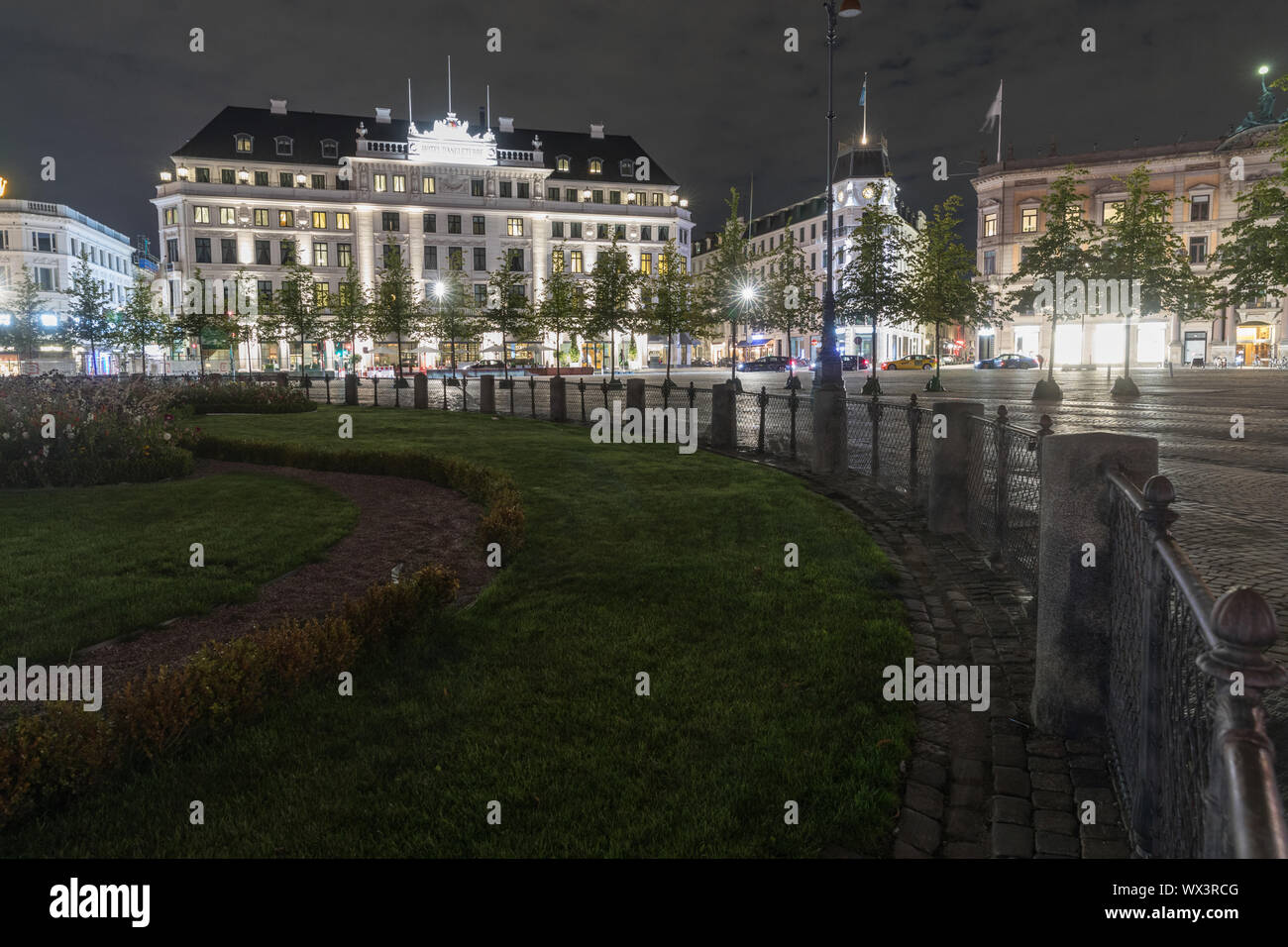 Kongens Nytorv di notte, a Copenaghen, Danimarca, con l'Hotel d'Angleterre, centro a sinistra Foto Stock
