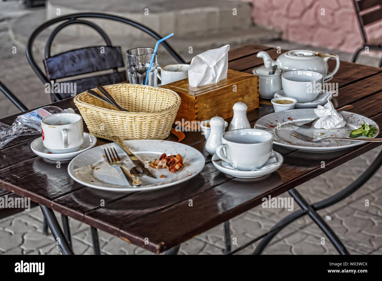 Mangiare fuori casa dopo cena,i piatti sporchi , i residui di cibo Foto Stock