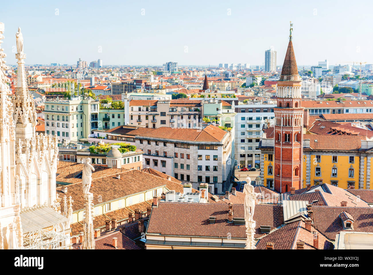 Statua bianca sulla parte superiore del Duomo Foto Stock