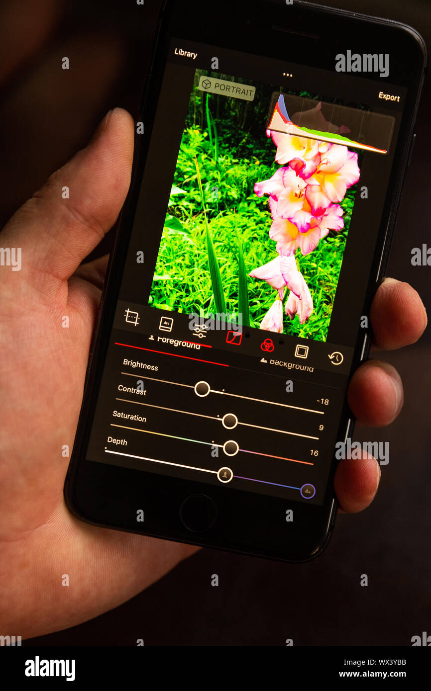 Modifica di una foto con uno smartphone app Foto Stock