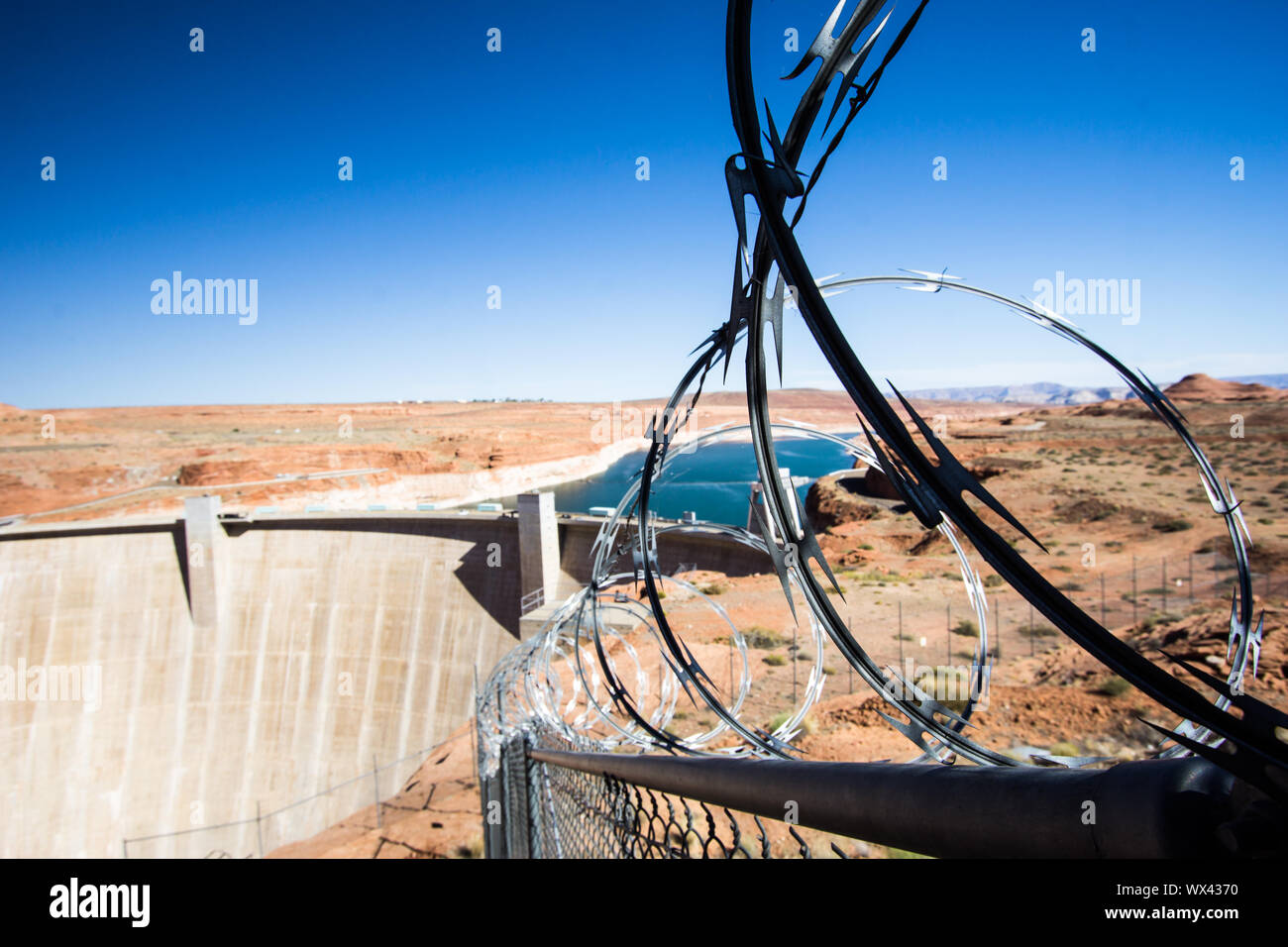 Glen Canyon Dam e il Lago Powell con protettivi e di dissuasione del filo spinato Foto Stock