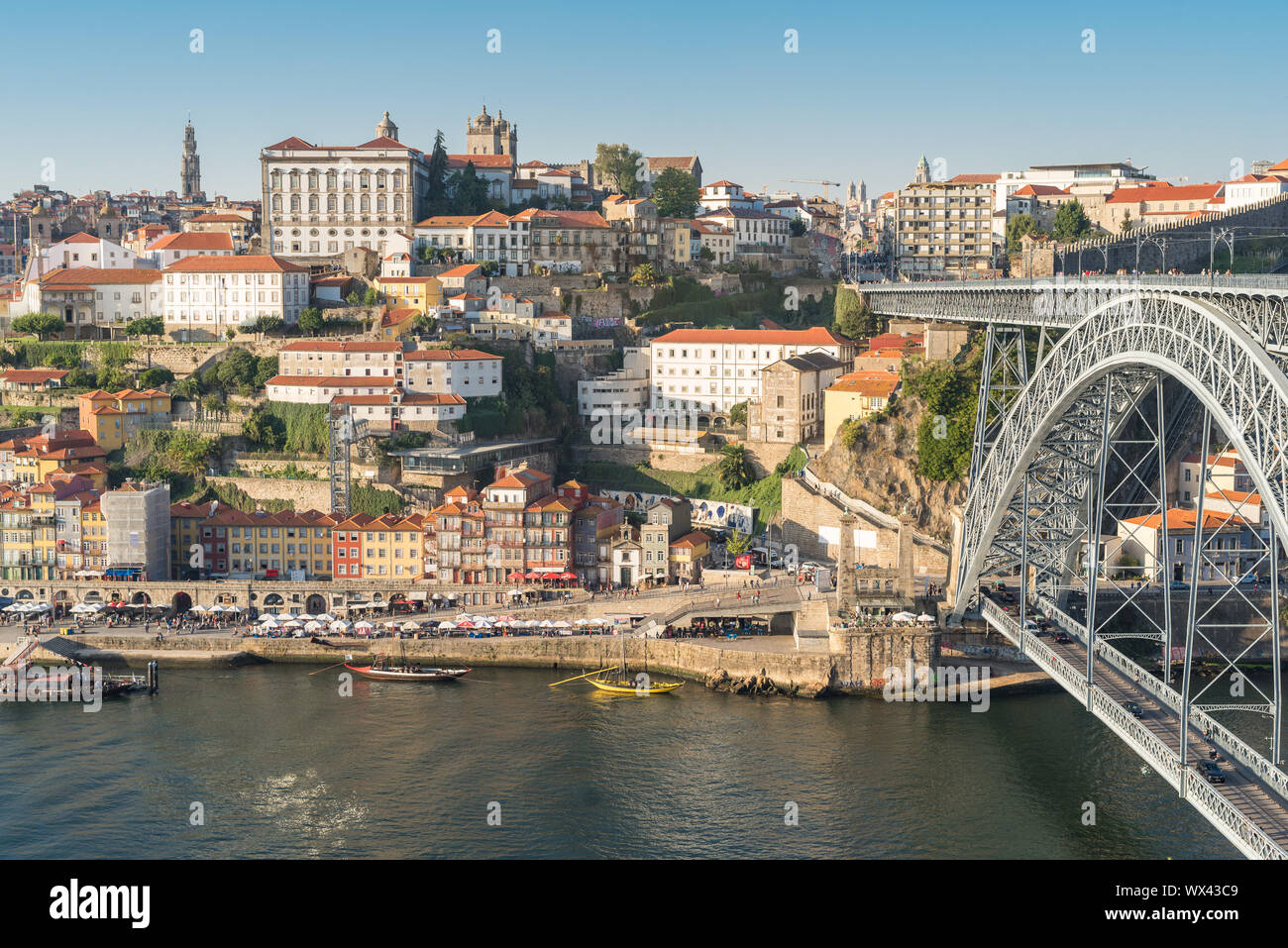 Vista sul rio Douro per la città vecchia di Porto Foto Stock