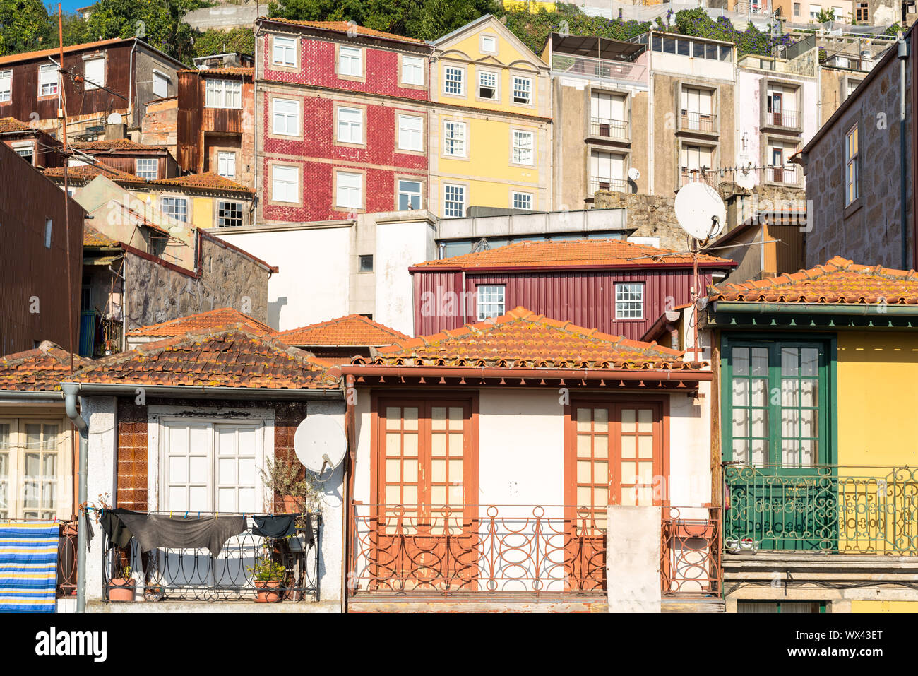 Tipico vecchio townhouses portoghese di stile architettonico in porto Foto Stock