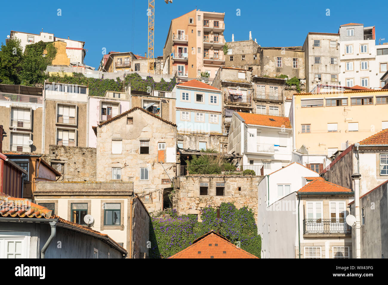 Tipico vecchio townhouses portoghese di stile architettonico in porto Foto Stock