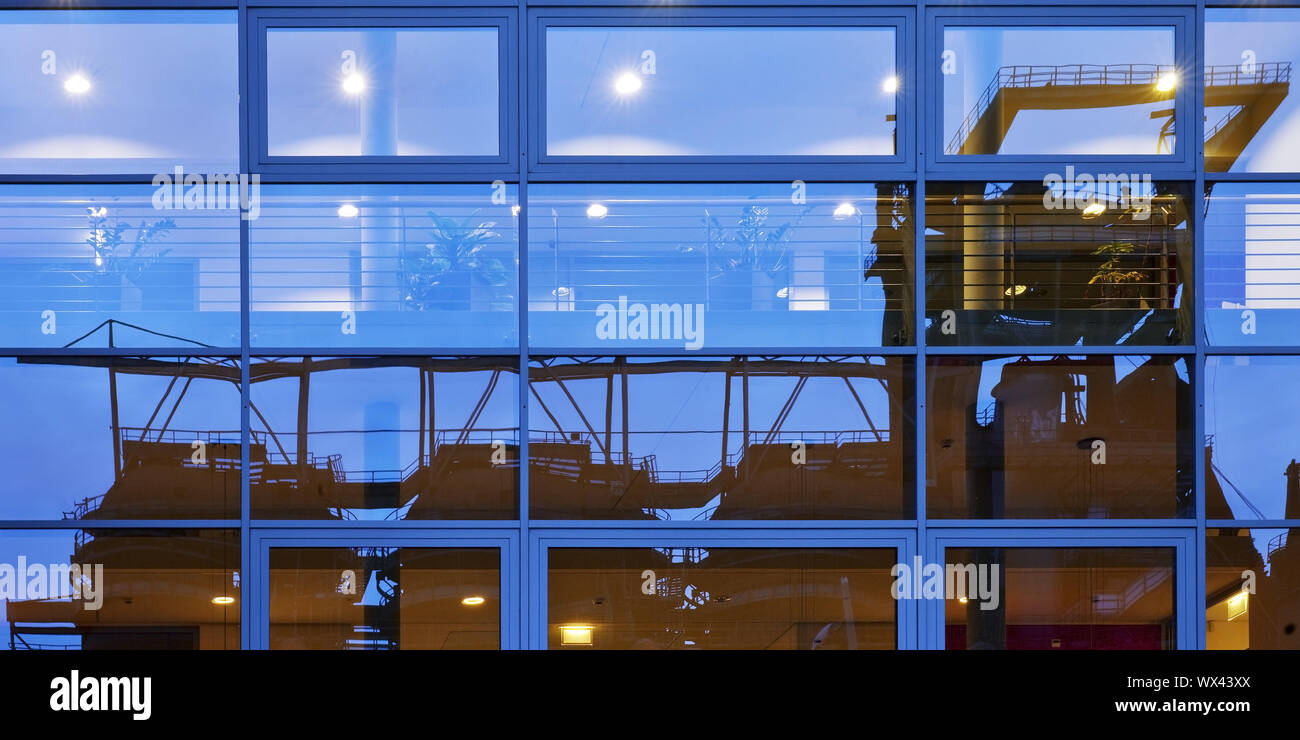 Impianto industriale ovest di Phoenix è riflessa nel centro tecnologico, Dortmund, la zona della Ruhr, Germania Foto Stock