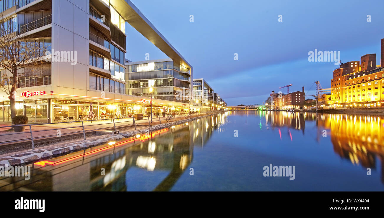 Porto Interno al crepuscolo, Duisburg, la zona della Ruhr, Renania settentrionale-Vestfalia, Germania, Europa Foto Stock