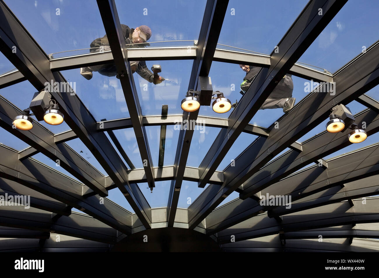 Artigiano sul tetto in vetro nel centro commerciale di piazza Limbecker Platz, Essen, la zona della Ruhr, Germania Europa Foto Stock