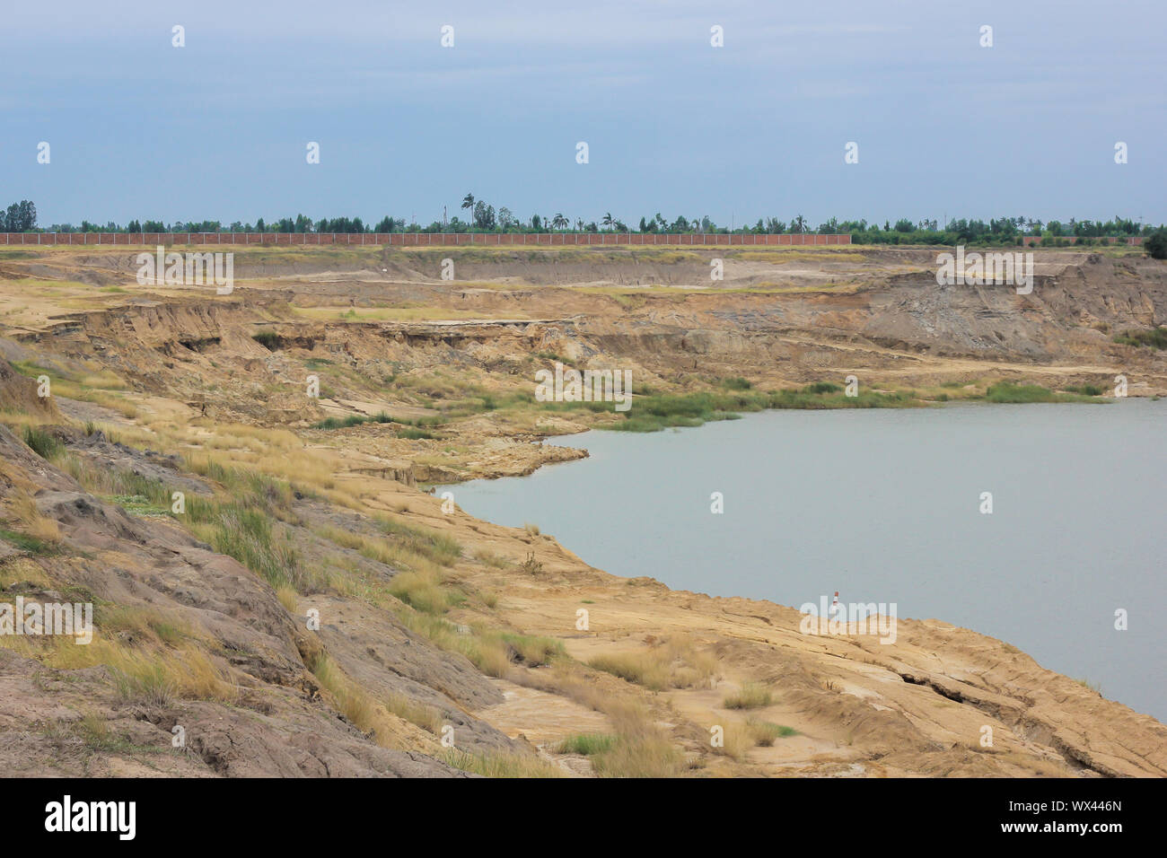 Roccia del grande lago blu generata dal pozzo minerario della Thailandia Foto Stock