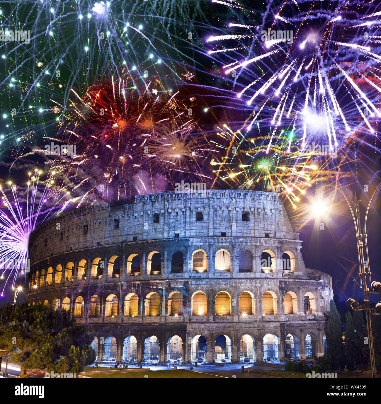 Festeggiamenti di fuochi d'artificio su Collosseo. L'Italia. Roma Foto Stock