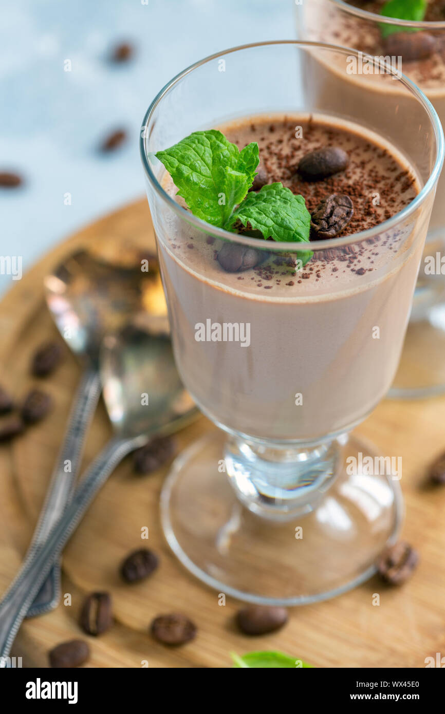 Caffè Panna cotta con un rametto di menta in vetro. Foto Stock