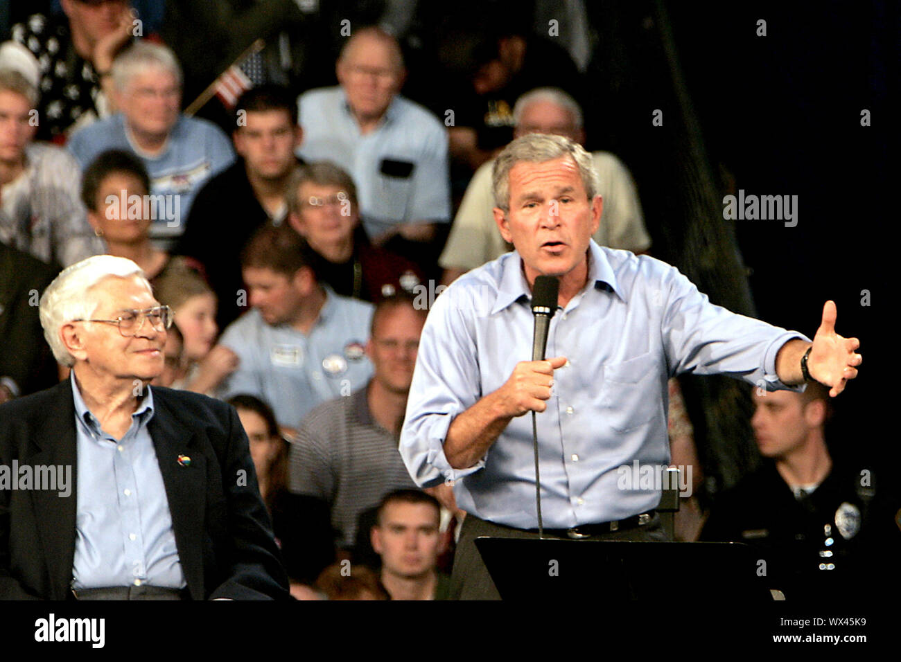 Il Presidente degli Stati Uniti George Bush di campagna per la rielezione al Centro Sportivo Nazionale in Blaine al di fuori del Minnesota nel 2004. Foto Stock