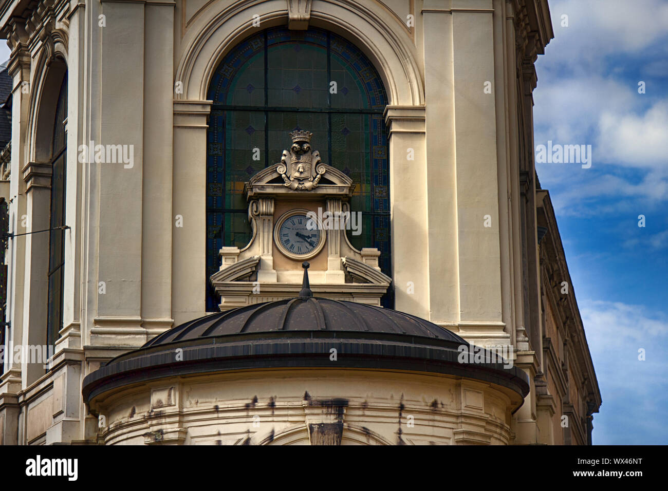 Orologio su edificio, rintocchi orologio Foto Stock