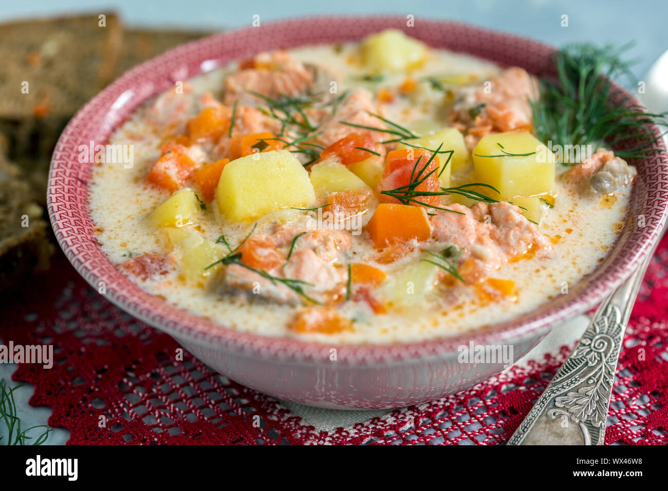 Zuppa cremosa di salmone, verdure e aneto fresco in una ciotola. Foto Stock