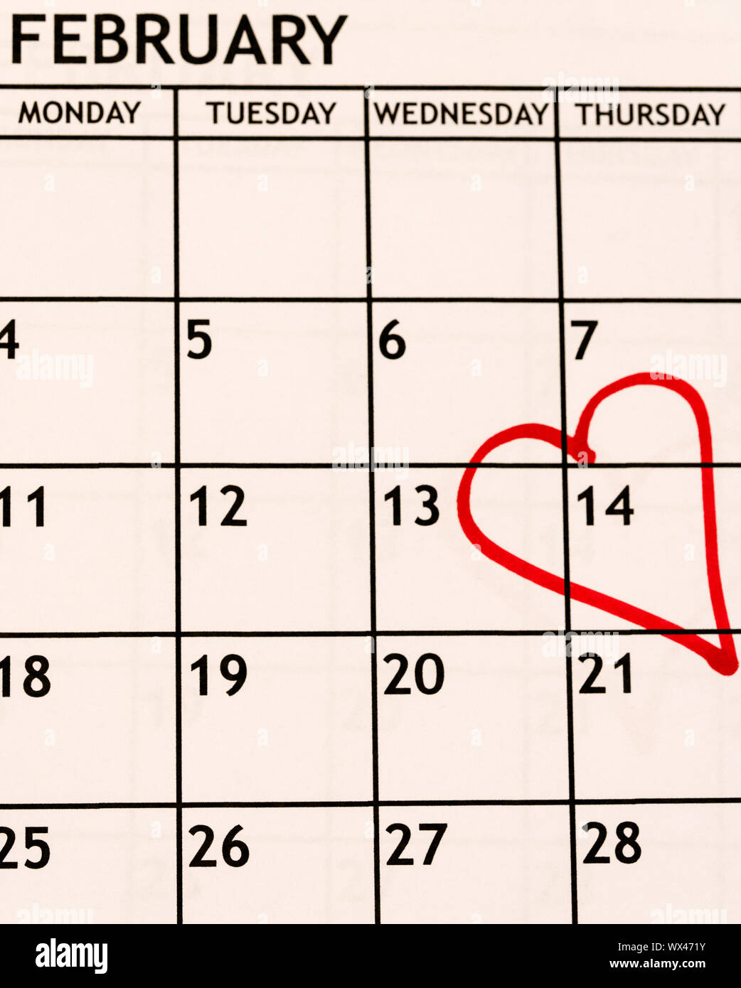 Calendario mensile febbraio vista dettagliata con un cuore rosso disegnato sulla quattordicesima per il giorno di San Valentino Foto Stock