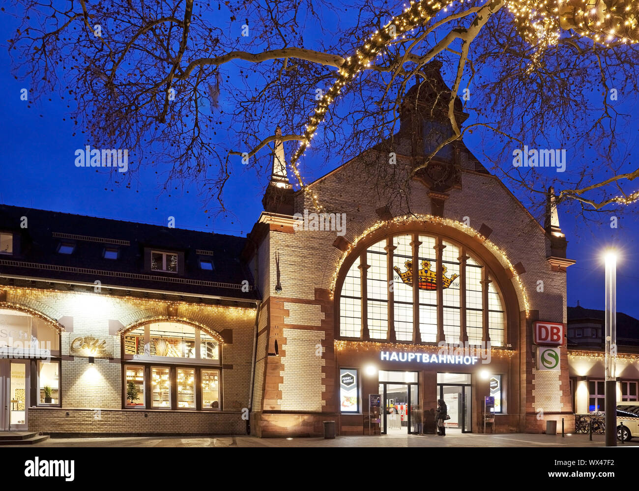 Stazione centrale con le luci di Natale in serata, Witten, zona della Ruhr, Germania, Europa Foto Stock