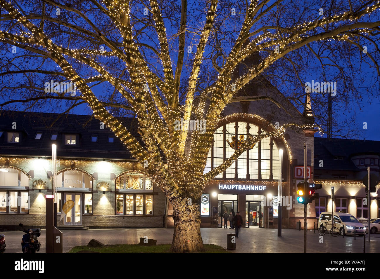 Stazione centrale con le luci di Natale in serata, Witten, zona della Ruhr, Germania, Europa Foto Stock