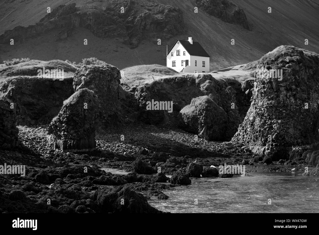 Casa indipendente sulla costa Baslat, Arnarstapi, Snaefellsnes, Vesturland, Islanda, Europa Foto Stock