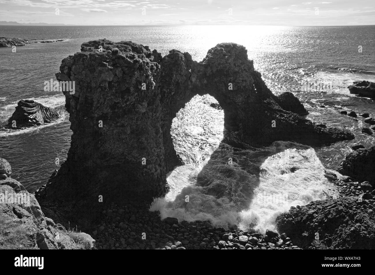 Arco di basalto Gatklettur, Arnarstapi, Snaefellsnes, Vesturland, Islanda, Europa Foto Stock