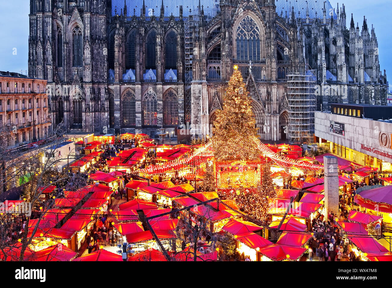 Mercatino di Natale presso la cattedrale di Colonia in serata, Colonia, nella Renania, Germania, Europa Foto Stock