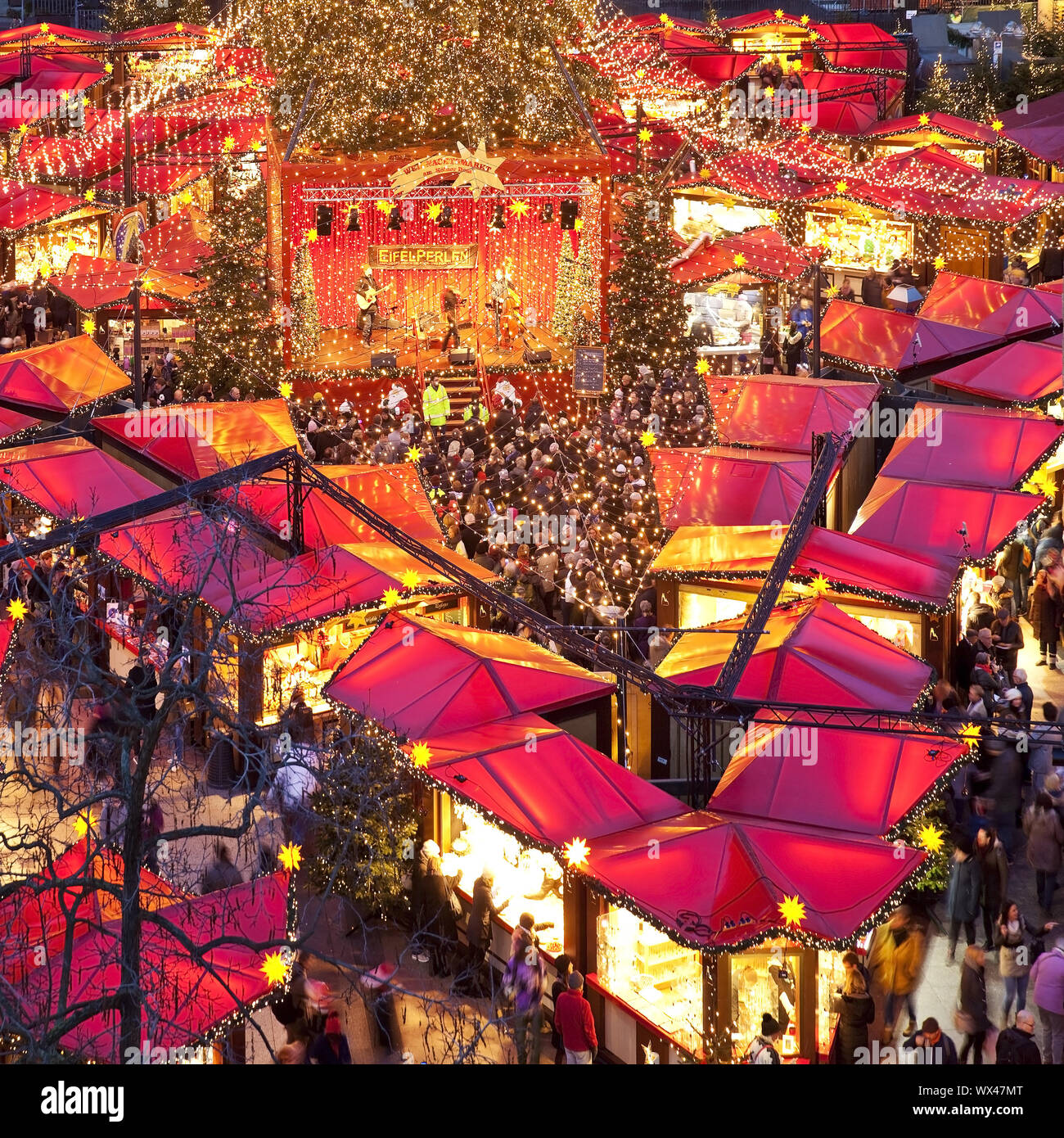 Mercatino di Natale presso la cattedrale di Colonia in serata, Colonia, nella Renania, Germania, Europa Foto Stock