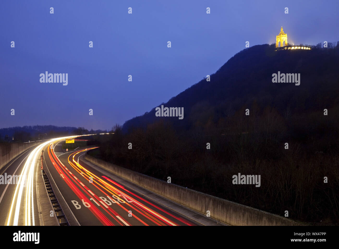 Illuminata Kaiser Wilhelm monumento sulla strada federale al crepuscolo, Porta Westfalica, Germania, Europa Foto Stock