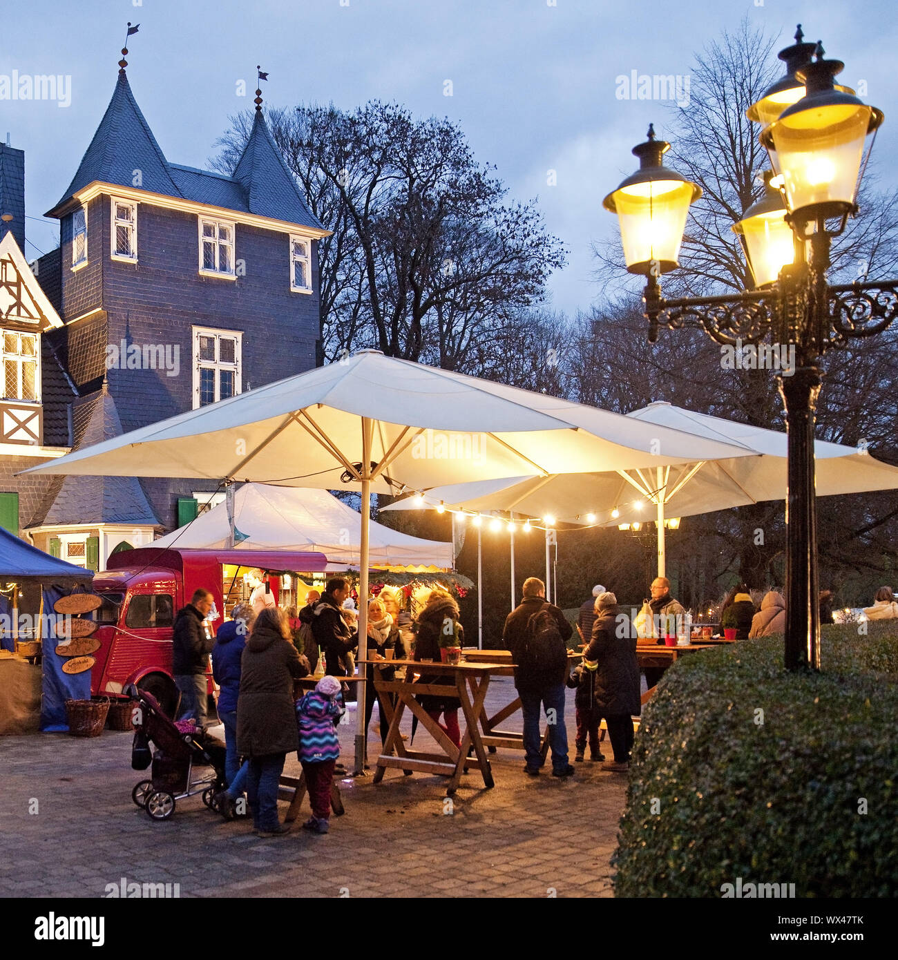 Mercatino di Natale di sera nel podere di Haus Grunewald Solingen, Germania, Europa Foto Stock