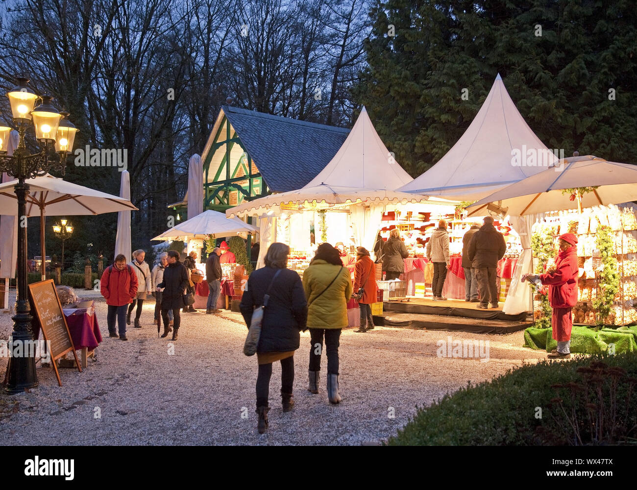 Mercatino di Natale di sera nel podere di Haus Grunewald Solingen, Germania, Europa Foto Stock