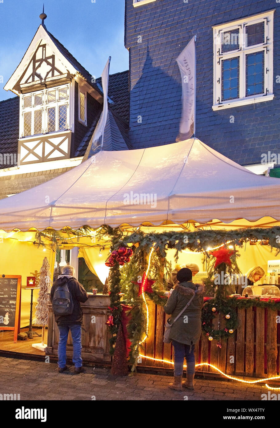 Mercatino di Natale di sera nel podere di Haus Grunewald Solingen, Germania, Europa Foto Stock