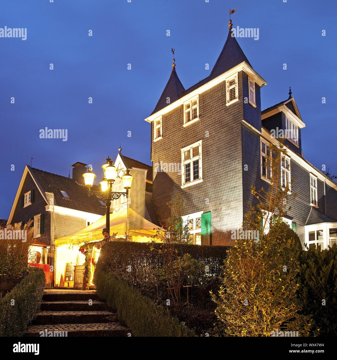 Mercatino di Natale di sera nel podere di Haus Grunewald Solingen, Germania, Europa Foto Stock