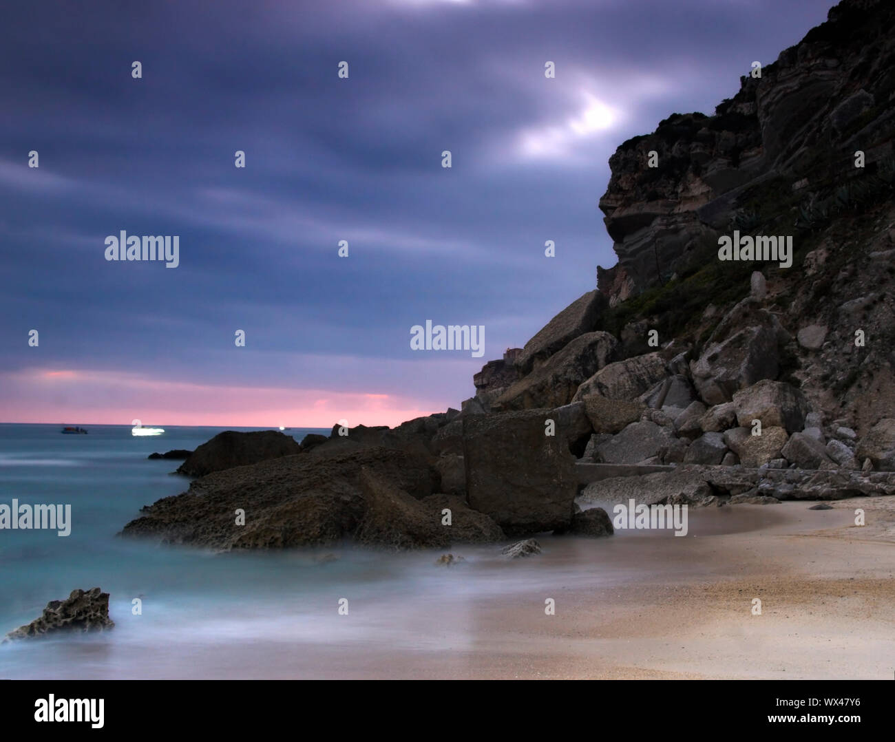 Foto di una bellissima spiaggia di notte a lungo in modalità di esposizione Foto Stock