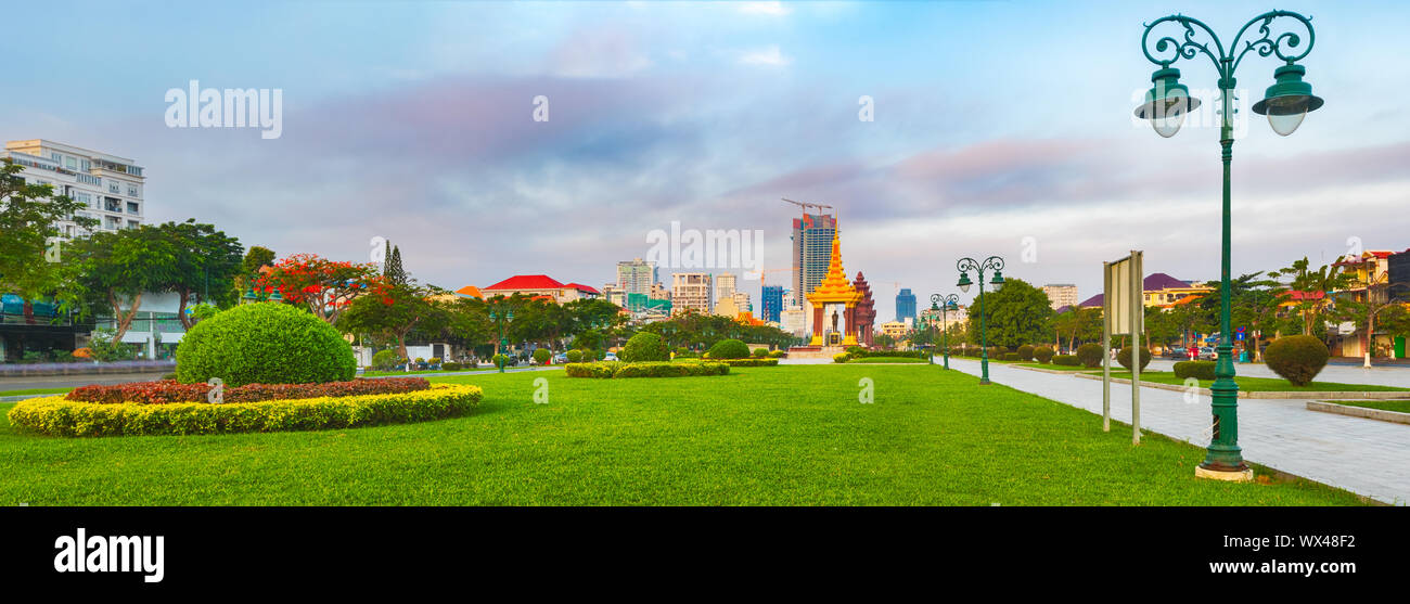 Il monumento di indipendenza in Phnom Penh Cambogia. Panorama Foto Stock