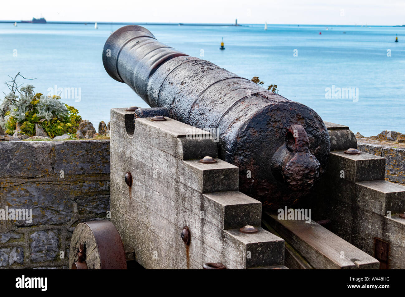 Vintage e navi storiche cannoni Leviathan e monumenti Plymouth Hoe e Barbican Zona Plymouth ,DEVON REGNO UNITO Foto Stock