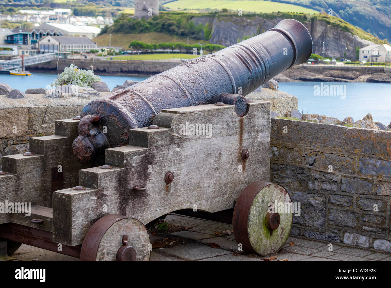 Vintage e navi storiche cannoni Leviathan e monumenti Plymouth Hoe e Barbican Zona Plymouth ,DEVON REGNO UNITO Foto Stock