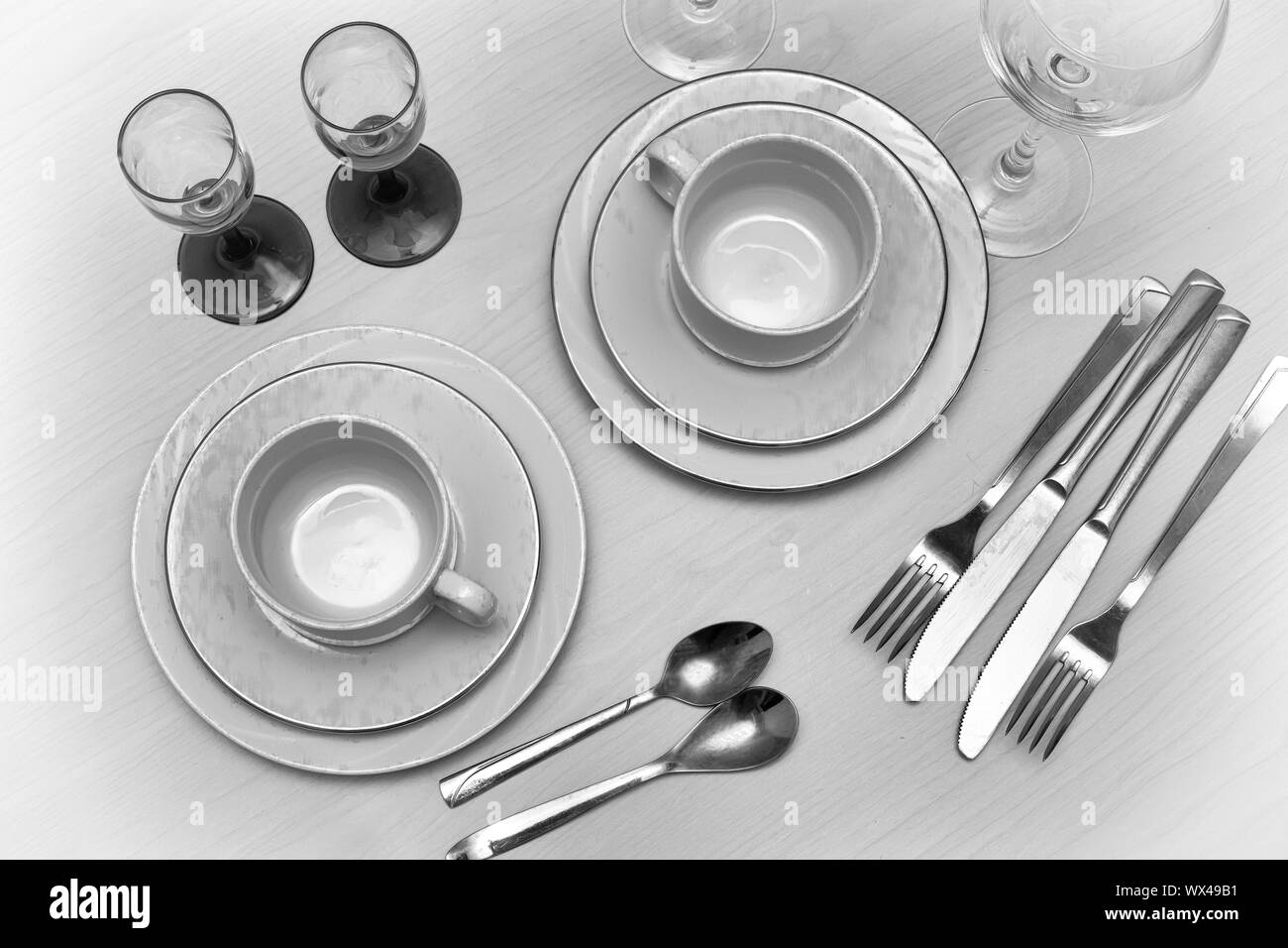 Set di piatti sul tavolo per due persone Foto Stock