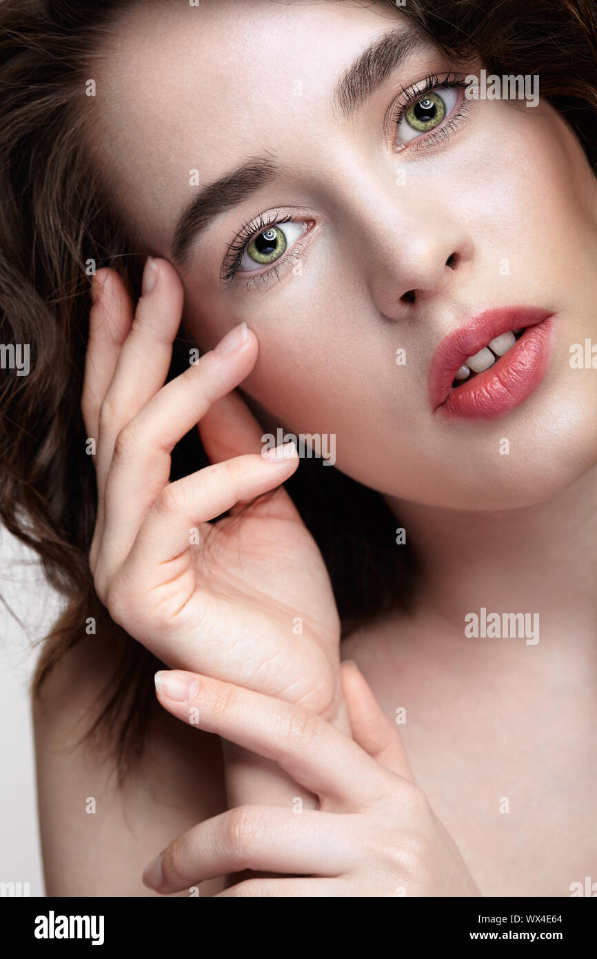 Closeup bellezza Ritratto di giovane donna con le mani vicino al viso Foto Stock