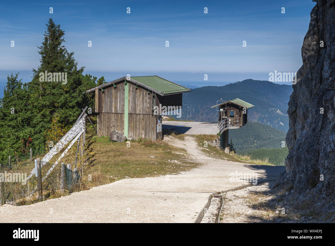 Stazione meteo sul Tegelberg con percorso orizzontale Foto Stock