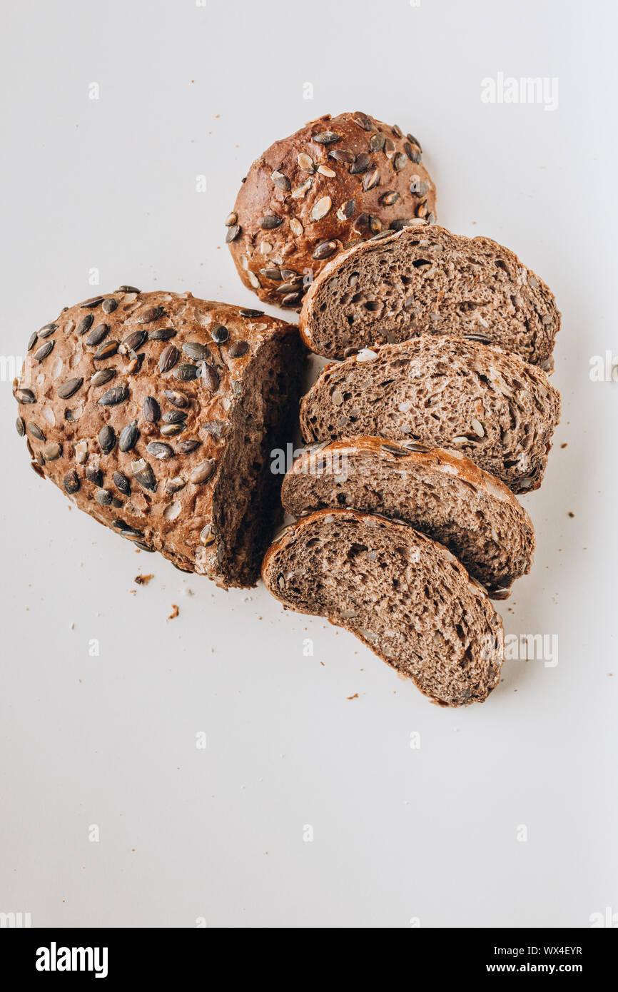 Pane di segale senza lievito con i semi di zucca su uno sfondo luminoso. Colpo verticale Foto Stock