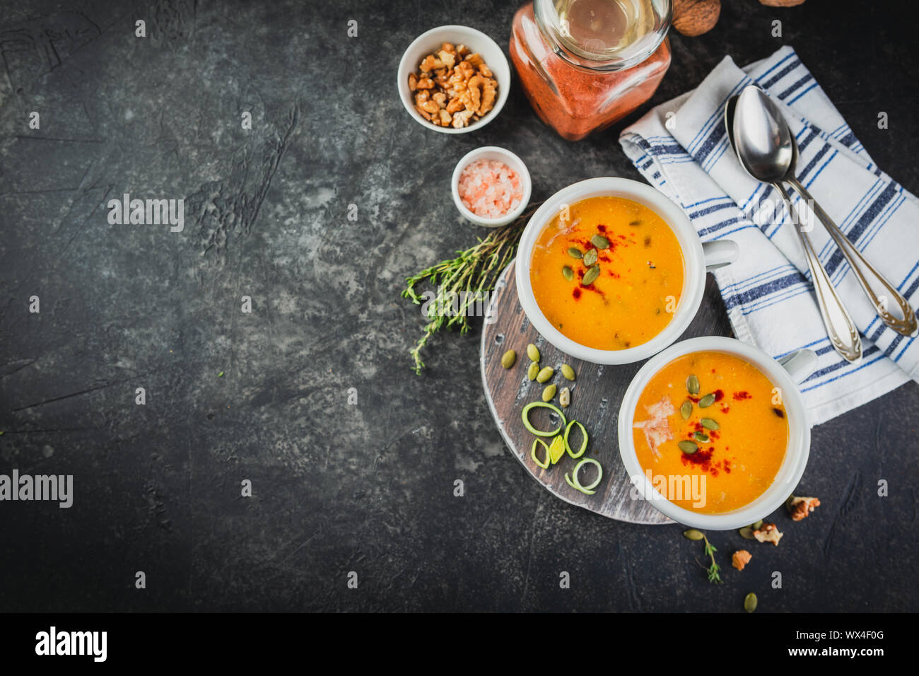 Zuppa di zucca con paprika affumicato, porro, noci e formaggio parmigiano Foto Stock